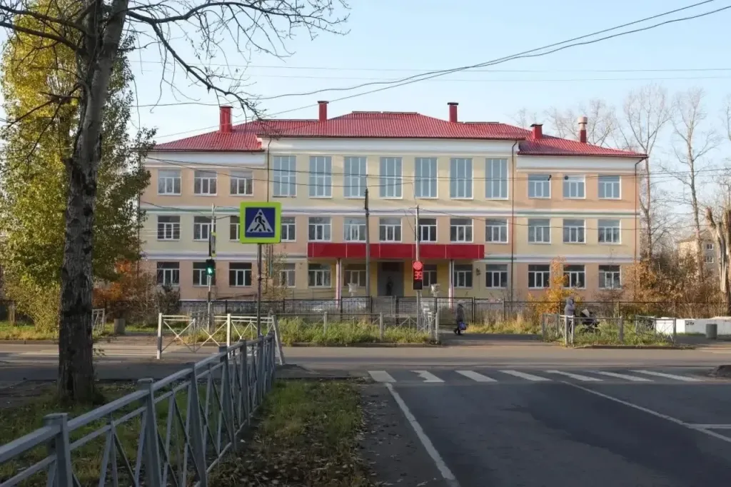 Северодвинск продаст две бывшие школы и акции жд-предприятия