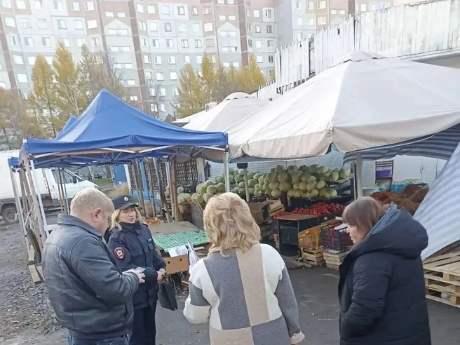С Соломбальского рынка в Архангельске убрали нелегальные овощные палатки