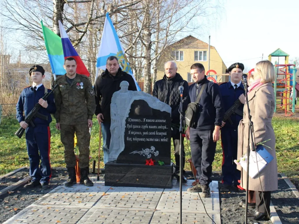 В Оксовском открыли памятник участникам локальных конфликтов и СВО