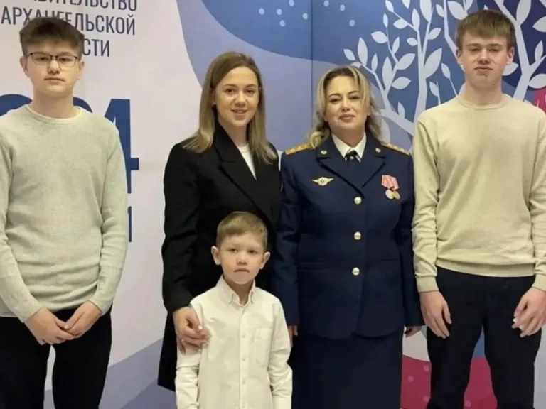 Жительницу Мирного наградили медалью ордена «Родительская слава»