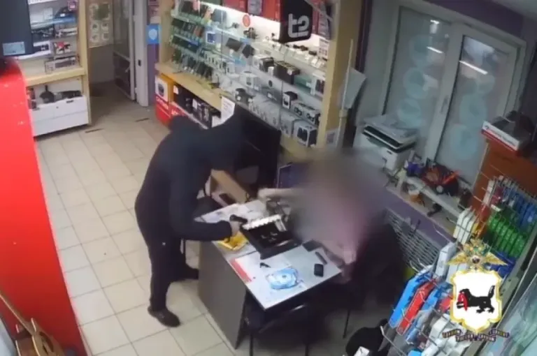 В Поморье подросток угрожал пистолетом-зажигалкой при краже из магазина